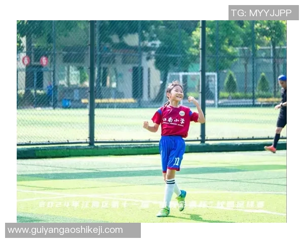 足球明星与休闲运动女孩的魅力碰撞探索青春活力与时尚风潮的完美结合